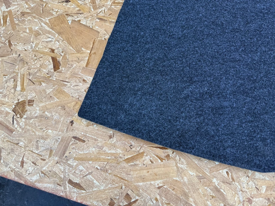 CONJUNTO DE TAPETE RÍGIDO FORD MUSTANG GT 2015-2023 OEM CARGO TRUNK (CINZA) - Imagem 2 de 4