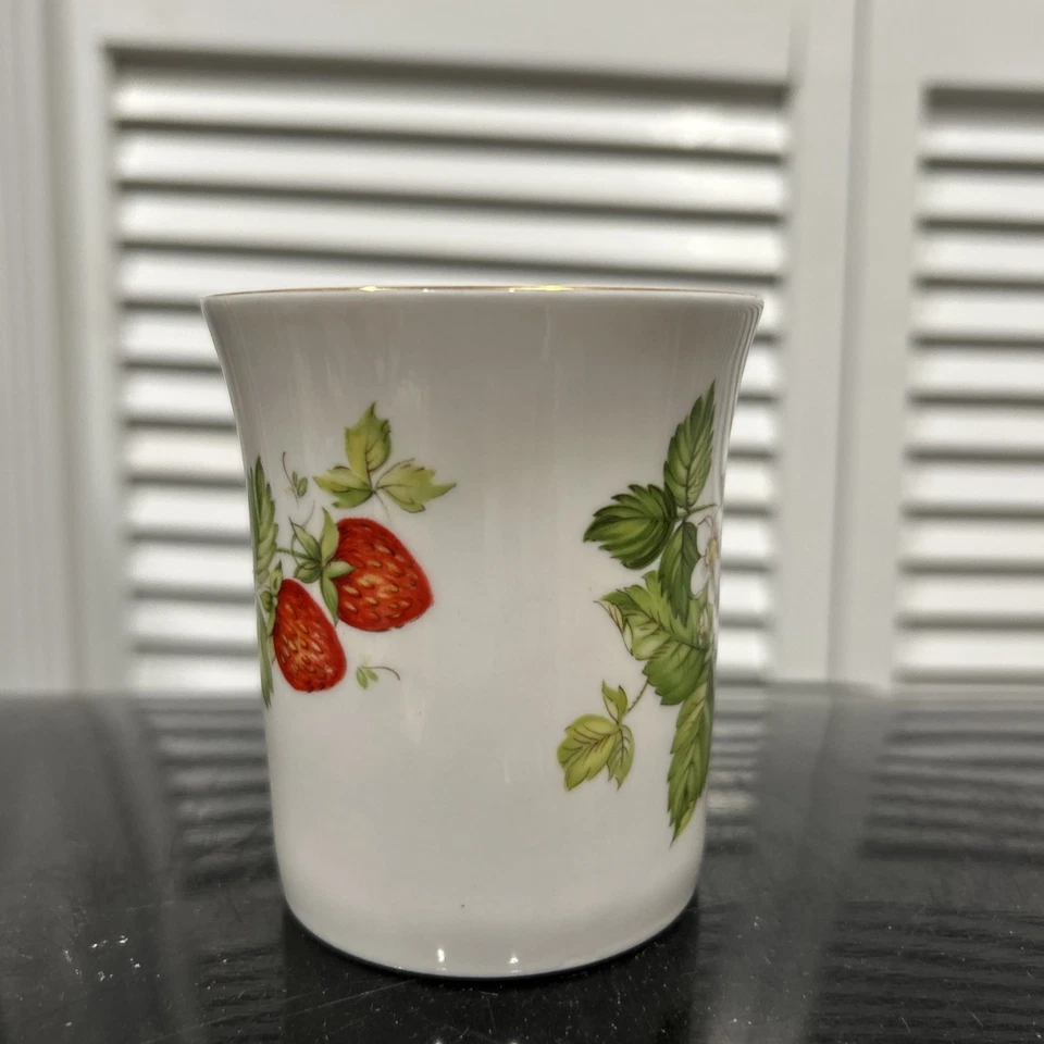 Vintage Virginia Strawberry Queens Rosina Fine Bone China Tea Coffee Cup England - Image 4 of 4