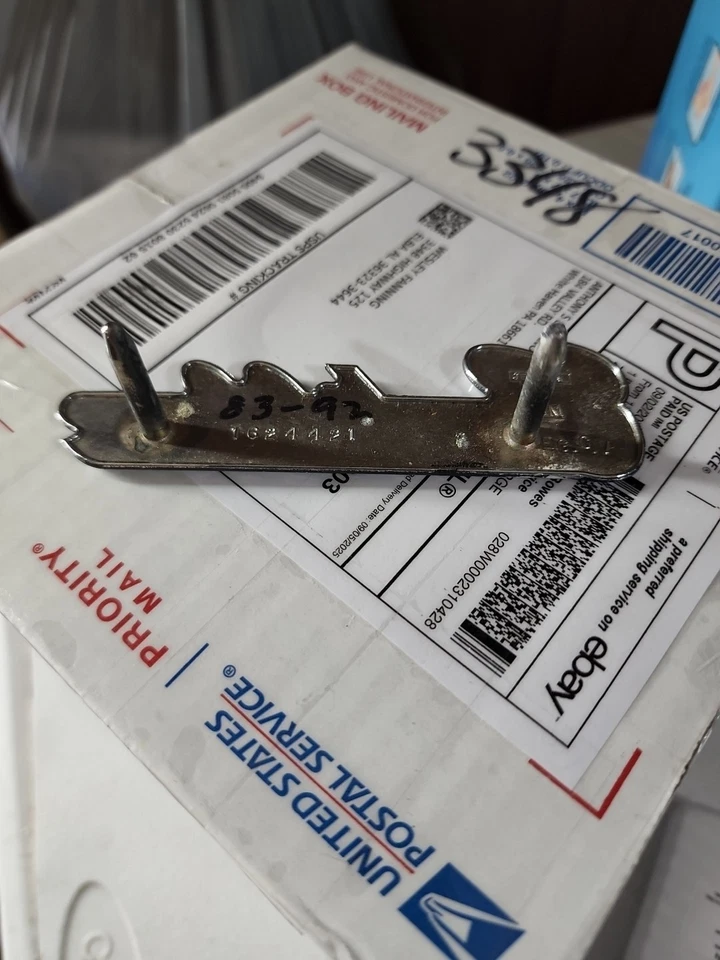 NOS 1980-92 CADILLAC Radiador Rejilla Emblema Ornamento Script Placa de identificación 1624421 GM Foto 4 de 4