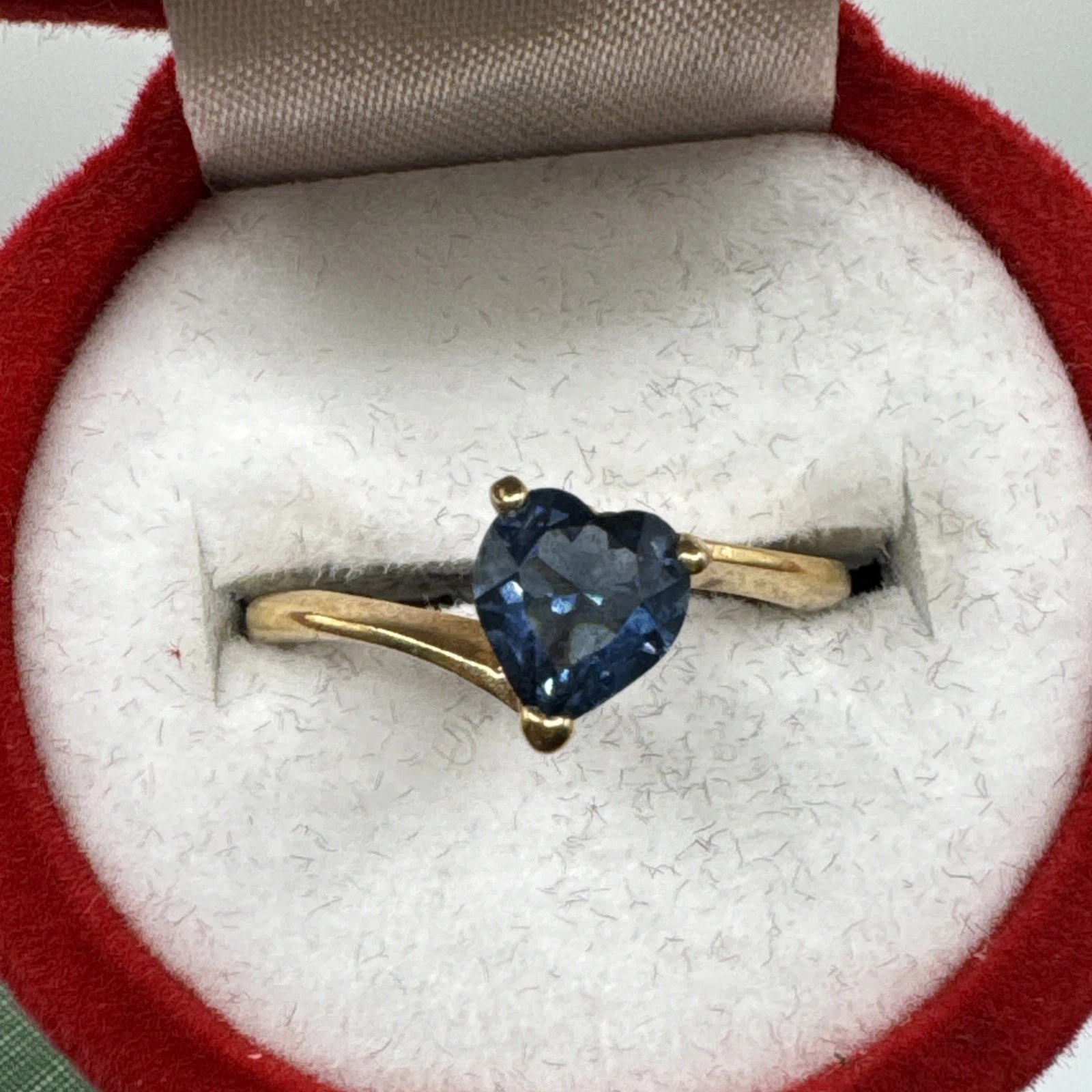 Bague vintage fantaisie avec pierre bleue en forme de cœur. Taille 52.