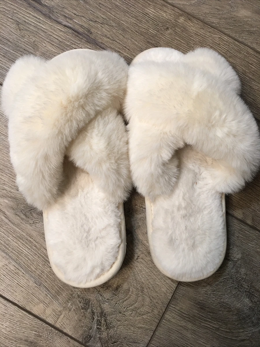 Fluffy hotsell slippers white