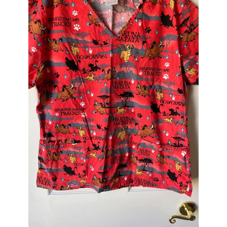 Disney скраб Топ женщин средний Лев король Simba Hakuna Matata карманы V шеи красный - Изображение 4 из 4