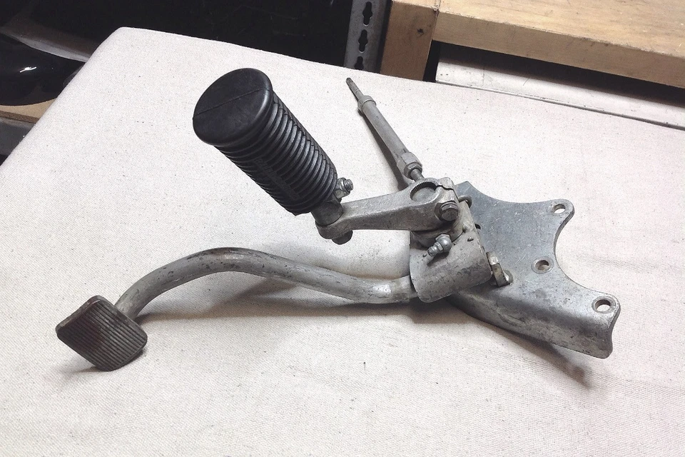 Controles de freio médios Harley FX Shovelhead Super Glide/Low Rider (OEM, L1972-77) - Imagem 3 de 4