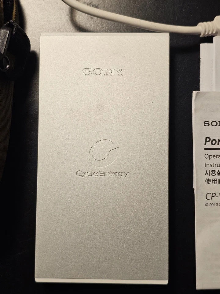 Banco de alimentación portátil Sony Cycle Energy 10000 mAh en bonita bolsa para cámara Samsonite Foto 2 de 4