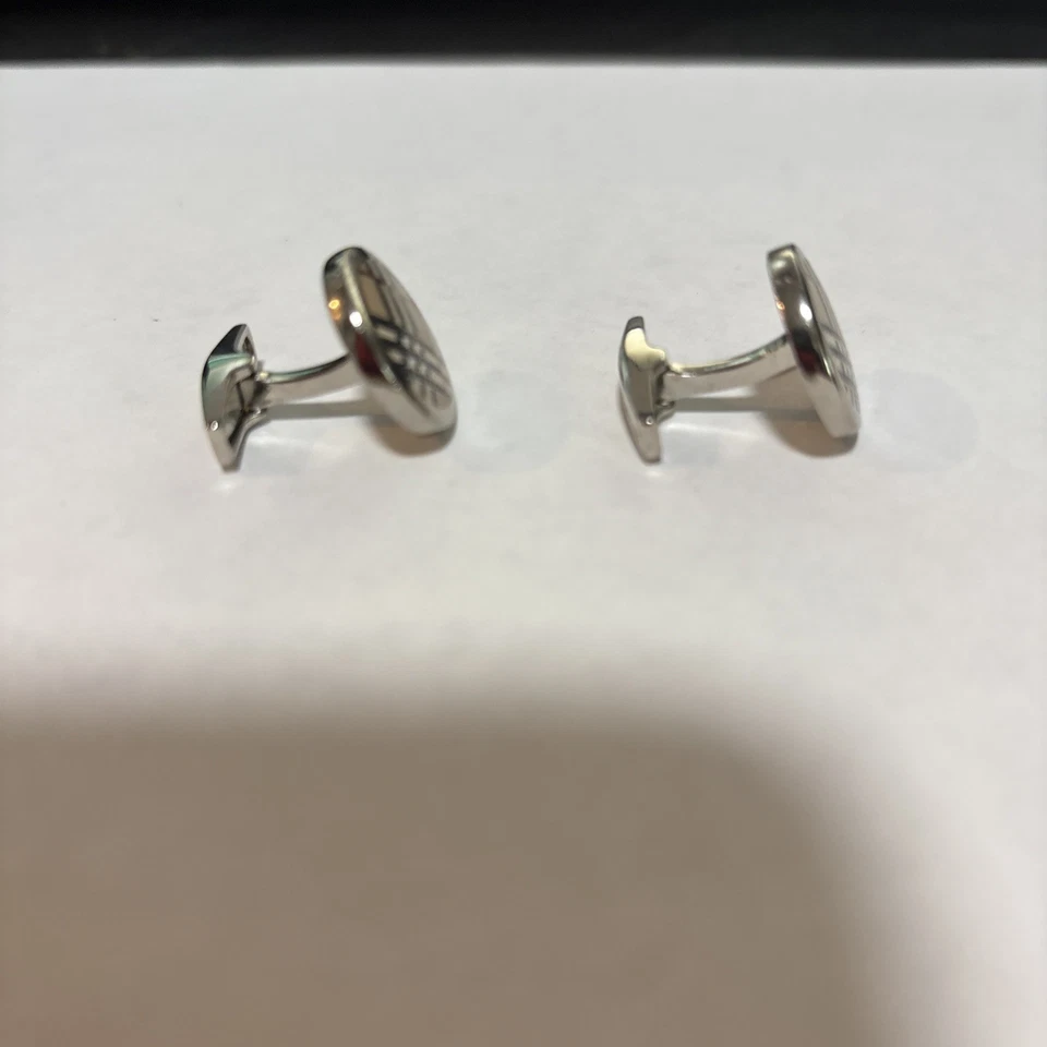 Gemelos redondos esmaltados Burberry Nova Check estampado a cuadros marrón rojo negro plata Foto 3 de 3