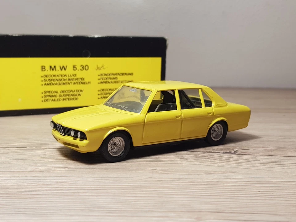 SOLIDO 1/43 BMW 530 JAUNE  - Photo 2/4