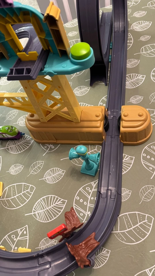 Disney Chuggington patio de entrenamiento con bucle juego de acción con tren Wilson Foto 3 de 4