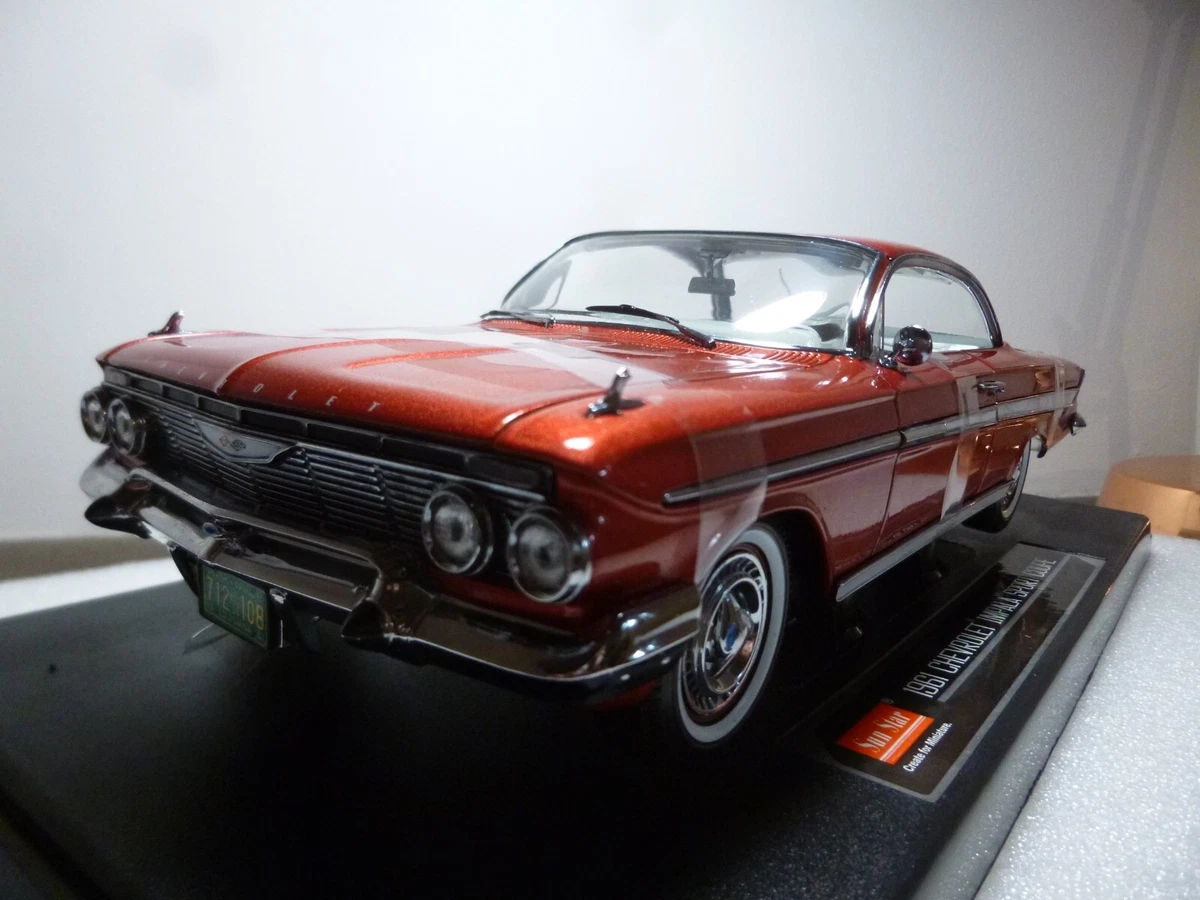 Sun Star Models 1:18 Chevrolet Corvair Coupe année 1963 argent 1486