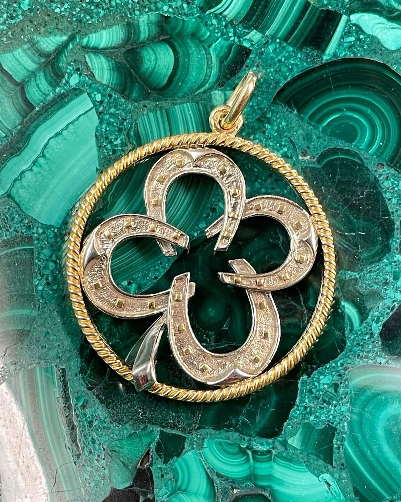 HERMÈS Raro Ciondolo Ferri di Cavallo Trifoglio Oro Giallo Bianco 18k Oro Giallo