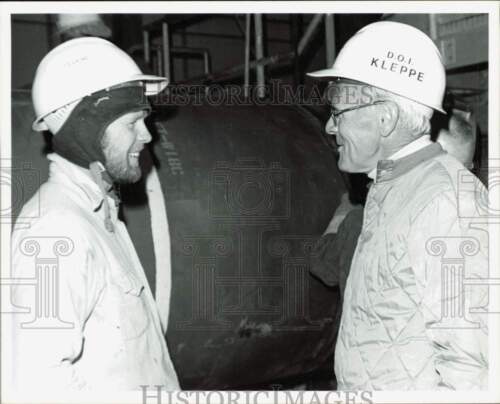 1976 Pressefoto Thomas S. Kleppe spricht mit Alaska Pipeline Arbeiter - lrb25619 - Bild 1 von 2