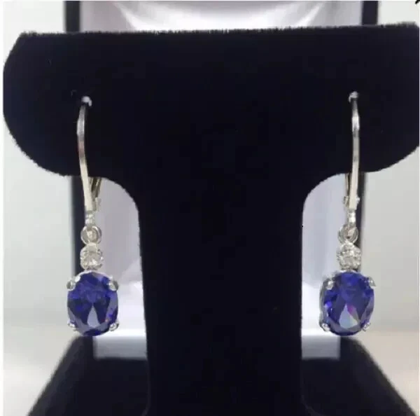 Pendientes colgantes de tanzanita azul y diamantes simulados de 3 quilates acabado en oro blanco de 14 quilates Foto 3 de 4