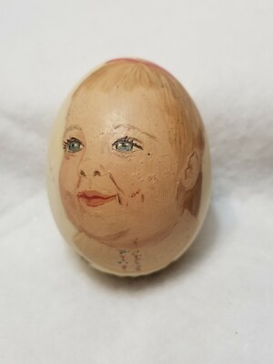 VINTAGE 1971 DELICATELY HAND PAINTED PORCELAIN EGG BABY INFANT FACE SIGNED 2.5''