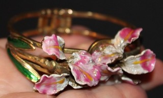 Beautiful flawless well made hinged vintage goldtone enamel Bracelet Lot#42
