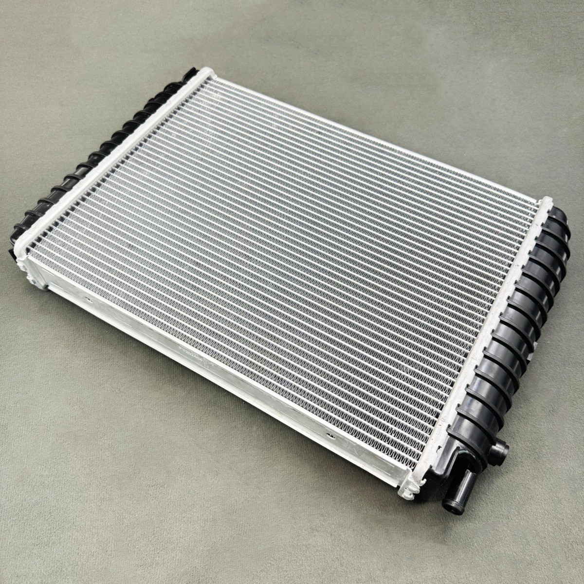 Left Or Right Radiator Charge Cooler for 2016-2018 Mclaren 570s Coupe 13L0183CP