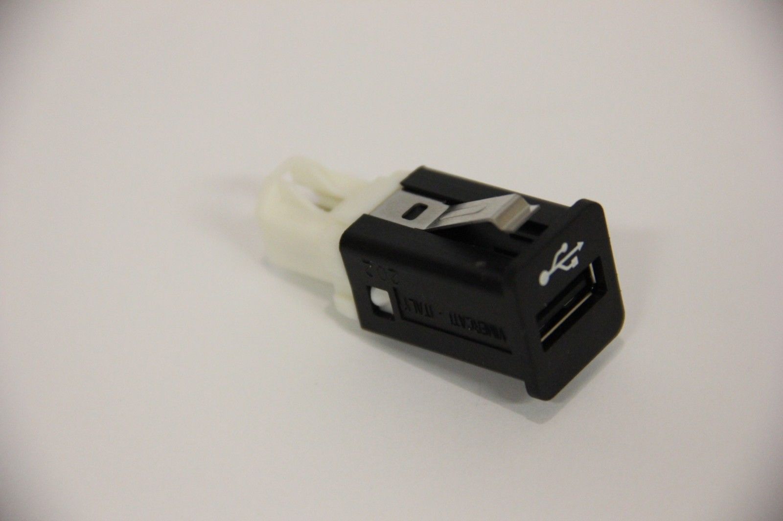 BMW CIC NBT glovebox USB CABLE with socket 150cm 61129196805  