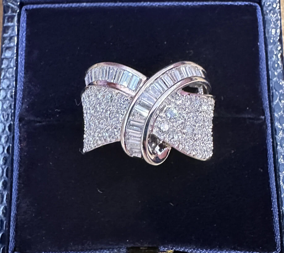 Anillo ancho baguette y diamante redondo torcido 1,75 cttw en oro blanco de 18 k - HM2503SA