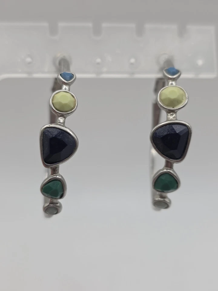 Серьги-кольца серебристого цвета с фиолетовыми, зелеными синими и желтыми камнями Lia Sophia  - Изображение 3 из 4