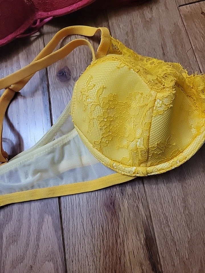 LOTE DE 3 sutiãs Adore Me tamanho 32A e 32C preto vermelho amarelo renda com aro balconette  - Imagem 4 de 4