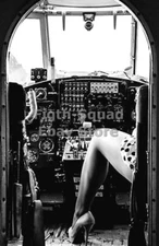 WW2 Picture Photo pin-up bomber cockpit 6163