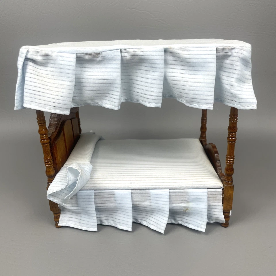 De Colección Concord Casa de Muñecas Miniatura Toldo Cama Azul Lino Junto a Cómoda Mesita de Noche Foto 3 de 4