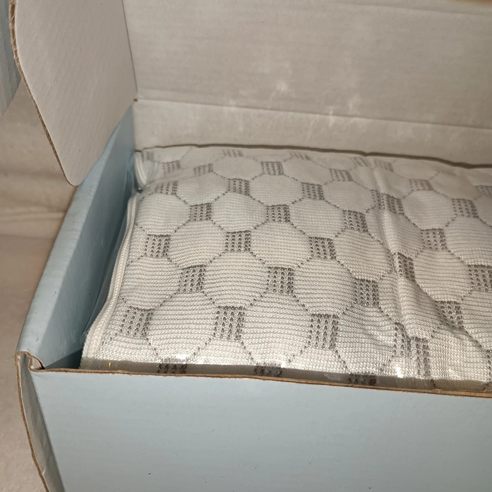 Lussi & Co. Almohada + Funda para Niños Pequeños - Relleno Ajustable Gris/Blanco Mezcla Bambú Nuevo en Caja Foto 2 de 4