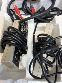 Consola dom&eacute;stica Nintendo NES Action Set - blanca/gris con caja NES-001
