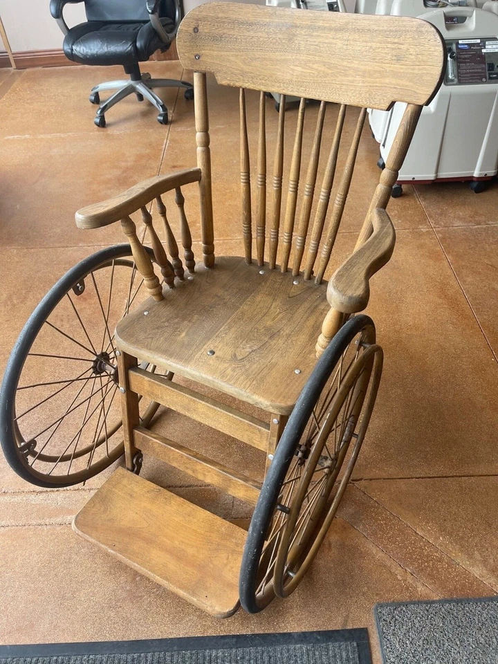 Silla de ruedas antigua de madera: ¡Silla de ruedas vintage en buen estado! ¡Funcionando!  Foto 2 de 4