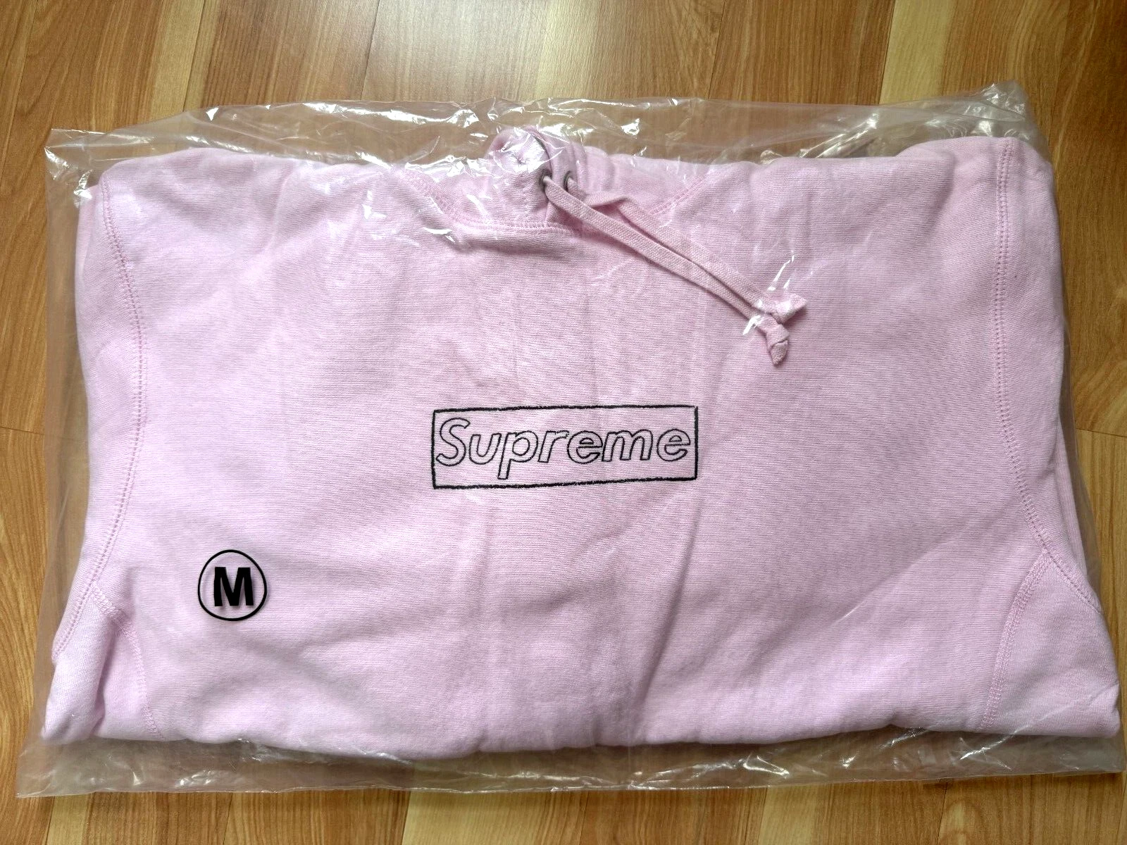 Sweat à capuche Supreme KAWS logo craie rose clair   Taille M   Neuf