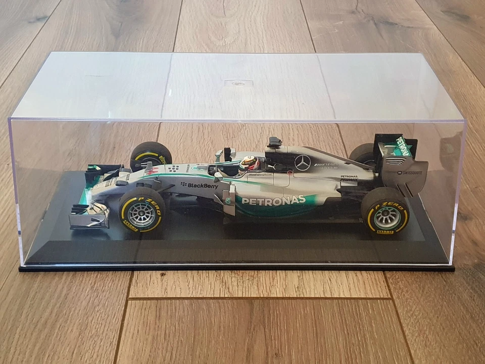 Minichamps Mercedes W05 Lewis Hamilton Winner Abu Dhabi 2014 World Champion - Immagine 3 di 4