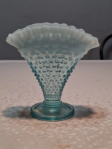 Vintage fenton blue hobnail fan vase 4x4