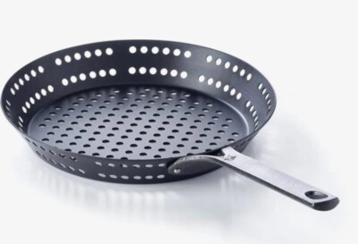 BK Black Steel Grillpfanne aus gelochtem Kohlenstoffstahl mit Ölaustrittslöchern