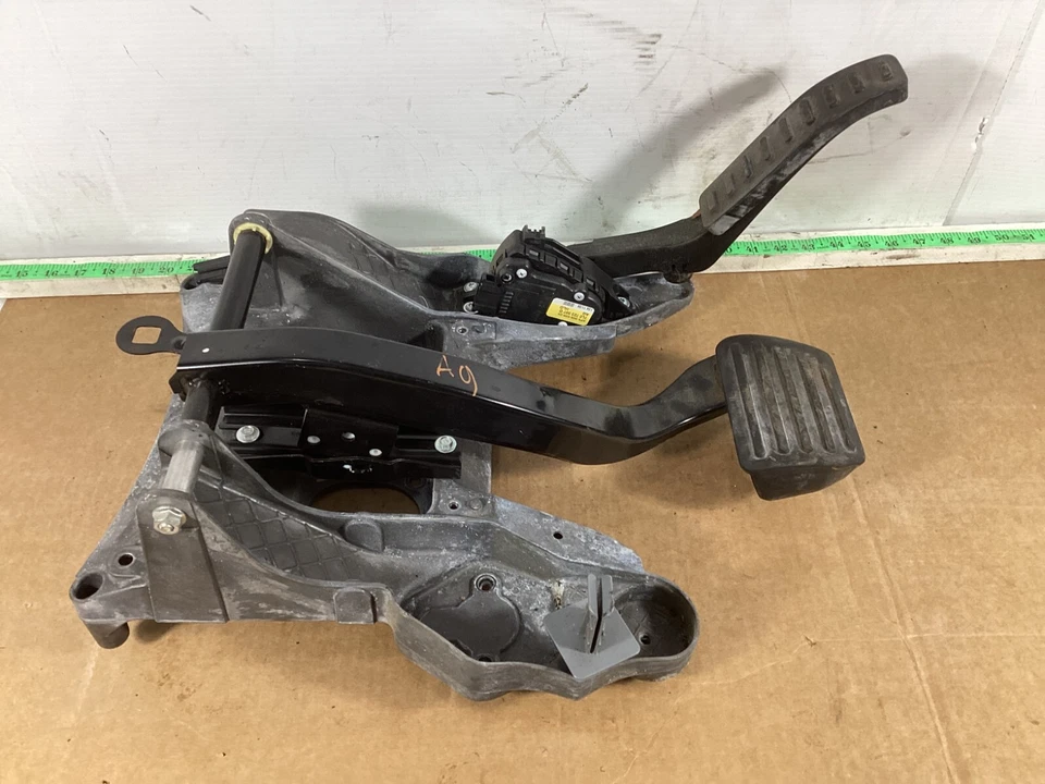 Conjunto de pedal de freno y acelerador Porsche Cayenne 2008-2010 OEM. Foto 3 de 4