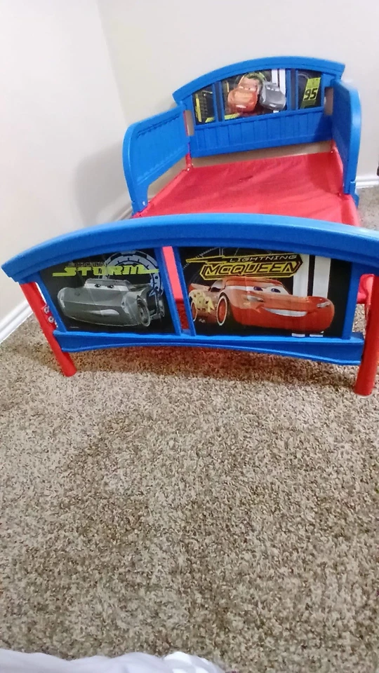 Cama de plástico para niños pequeños Delta Disney/Pixar Cars. Azul y rojo Foto 3 de 4