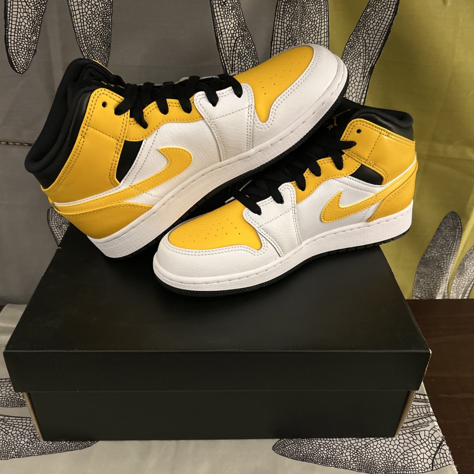 Nike Air Jordan 1 Mid GS Size 6Y (554725-170)