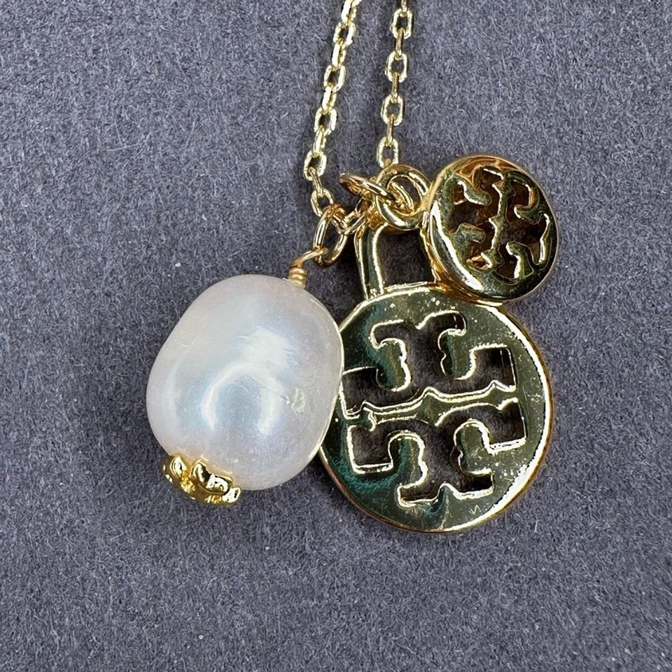 Colar Berloque Logotipo Ouro Tory Burch com Pérola Barroca – Corrente 16”, Novo com etiquetas - Imagem 4 de 4