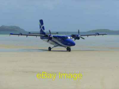 Foto 6x4 Der Glasgow Flug kommt am Traigh Mhor Flugplatz Barra an This i c2017