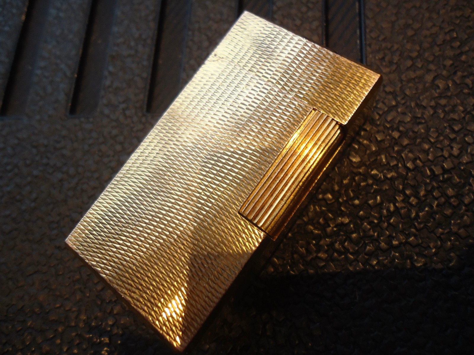 Flaminaire Vinci Lighter - Gold Plated - Textured Pattern - Pouch