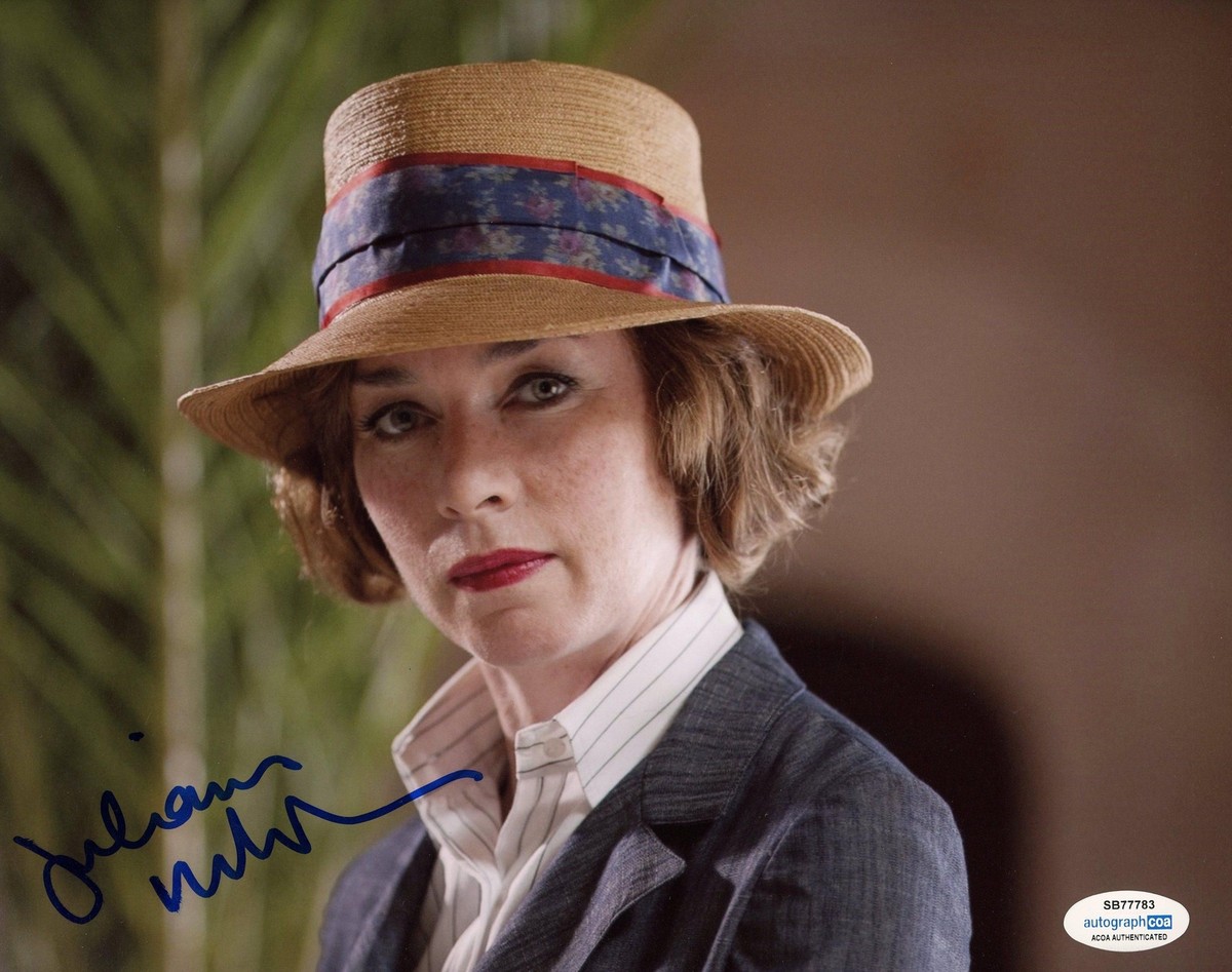 Julianne Nicholson 