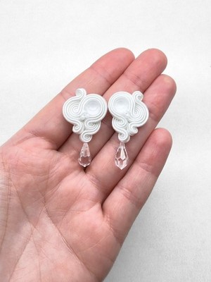 Zarte weiße Soutache Braut Ohrringe Handarbeit Kristall Glasperlen
