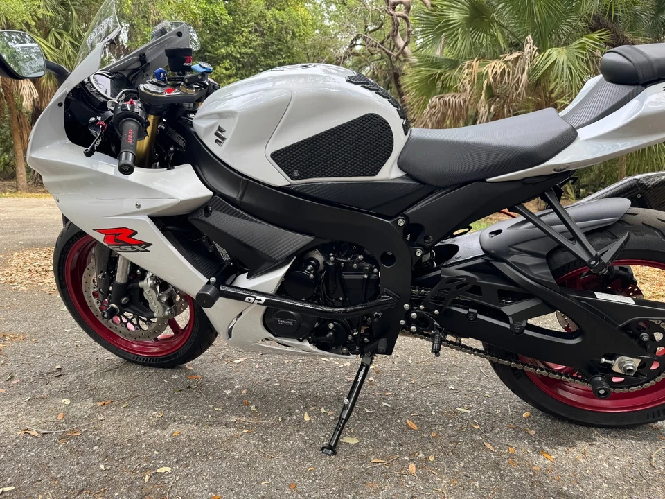 Suzuki GSXR 600/750 2011-2025 sin corte riel de carrera deslizadores jaula de choque - en punto Foto 4 de 4