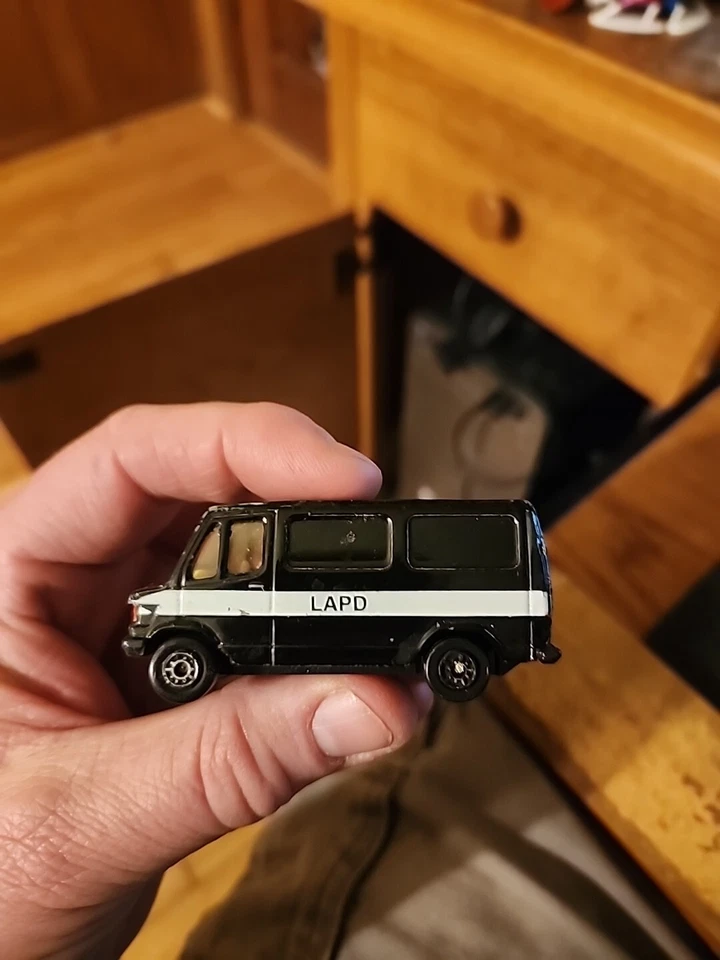 Furgoneta vintage Maisto Mercedes 307D LAPD - negra escala 1/64 suelta Foto 2 de 4