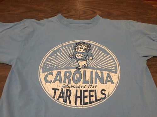 Camiseta mediana con tacones de alquitrán de Carolina del Norte estilo descolorido baloncesto de la NCAA - Imagen 4 de 4