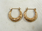 ..Vintage .14K Gold Graduated Textured Engraved Design Hoop Pierced Earrings... — photo 4