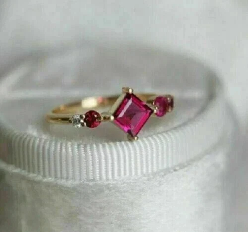 Anillo de boda solitario de rubí rosa simulado de 2 quilates para mujer enchapado en oro amarillo de 14 quilates Foto 2 de 3