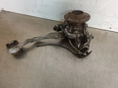 BMW 325i E90 Front Wheel hub 31216764444 drivers side  2007