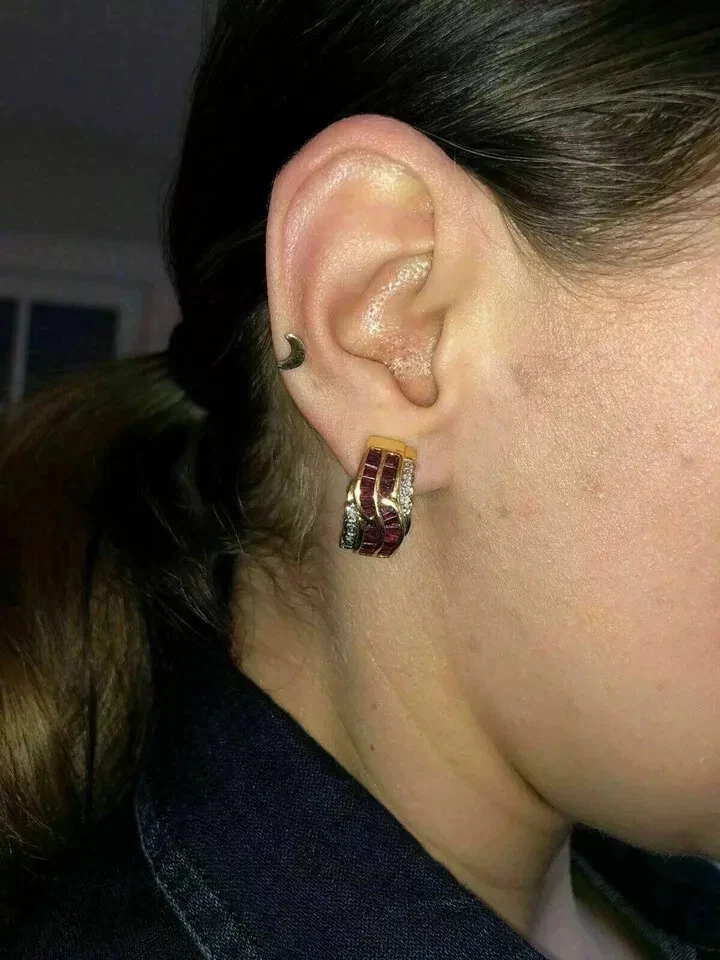 Pendientes de aro Huggie de rubí rojo corte baguette creados en laboratorio de 2 quilates acabado amarillo de 14 quilates Foto 4 de 4