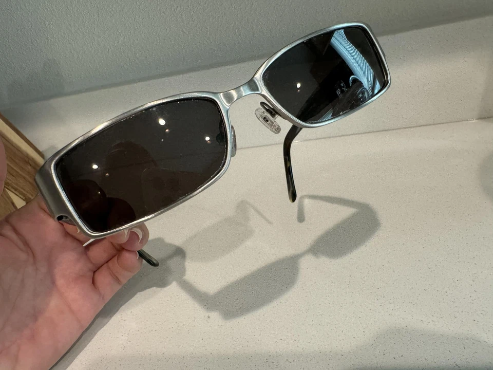 Gafas de sol Versace vintage 52-16-140 plateadas rectangulares Italia matriz años 90 y2k Foto 3 de 4