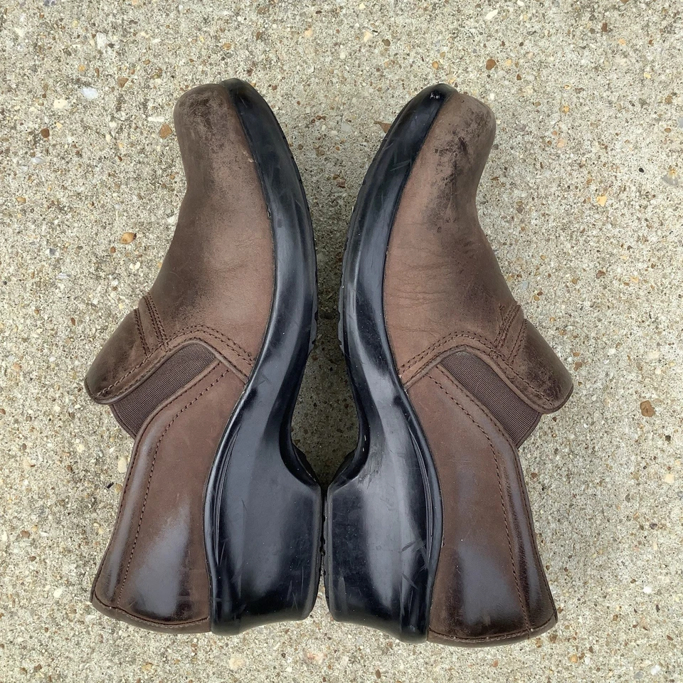 Ariat Women's Size 10B Distressed Leather  Brown Round Toe Clog Loafers. - Image 4 of 4