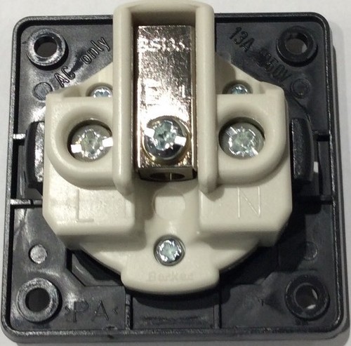 TOMA BERKER 230V 13A PARA AUTOCARAVANA/AUTOCARAVANA - Imagen 3 de 8