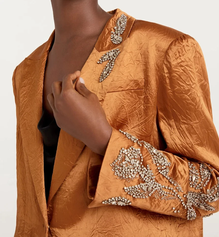 NOVO COM ETIQUETAS - CINQ À SEPT 'Cheyenne' Blazer de Cetim Enfeitado com Cristal, Pecan - Tamanho 2 - Imagem 2 de 4